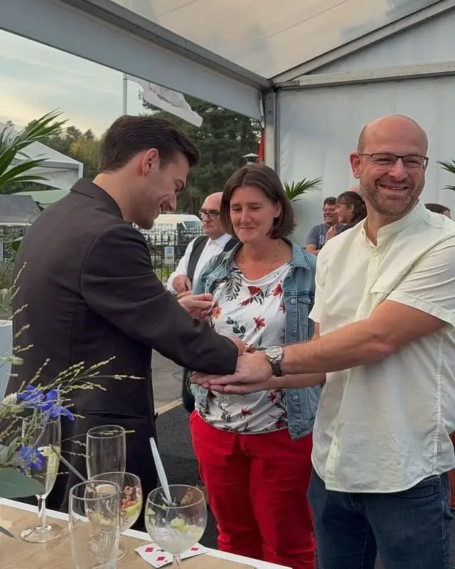 Wout De Sutter brengt close-up magie tussen gasten van een evenement