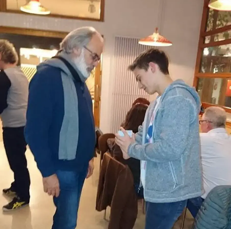 Jonge Wout ontmoet illusionist Gili na een optreden