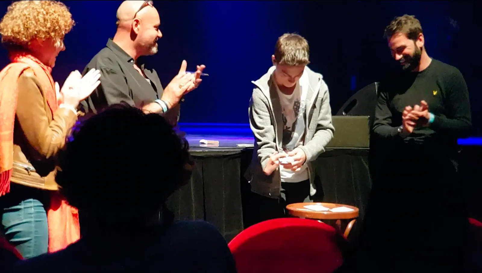 Jonge Wout op het podium tijdens de finale van Kunstbende